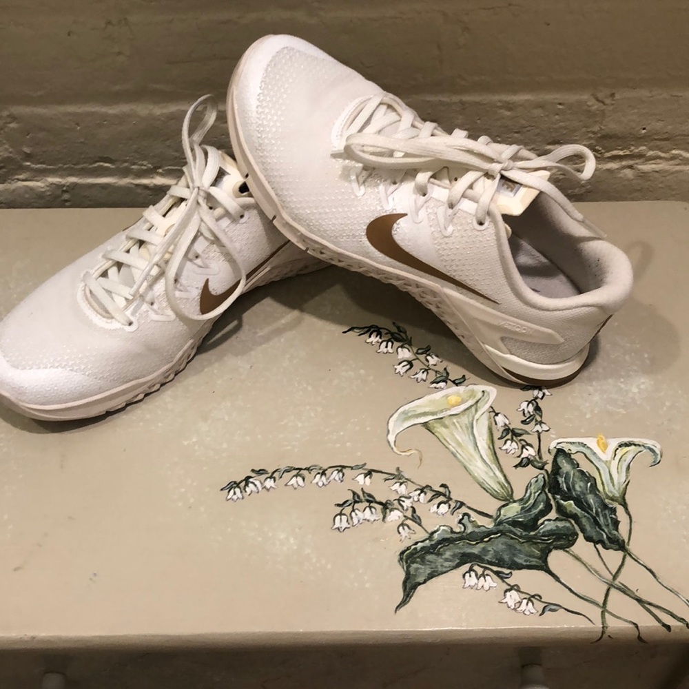 White and gold Nike Metcon sneaker 🤍💛👟💛🤍 - Picture 2 of 8
